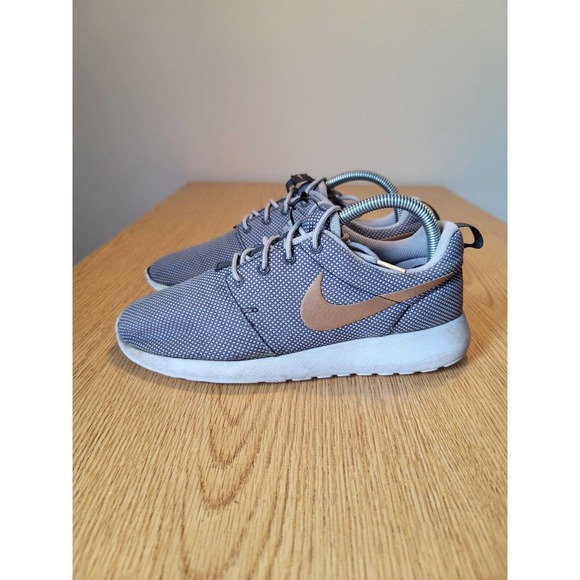 Womens Nike grey gold Roshe One running shoe sz. 7.5 - Picture 3 of 8